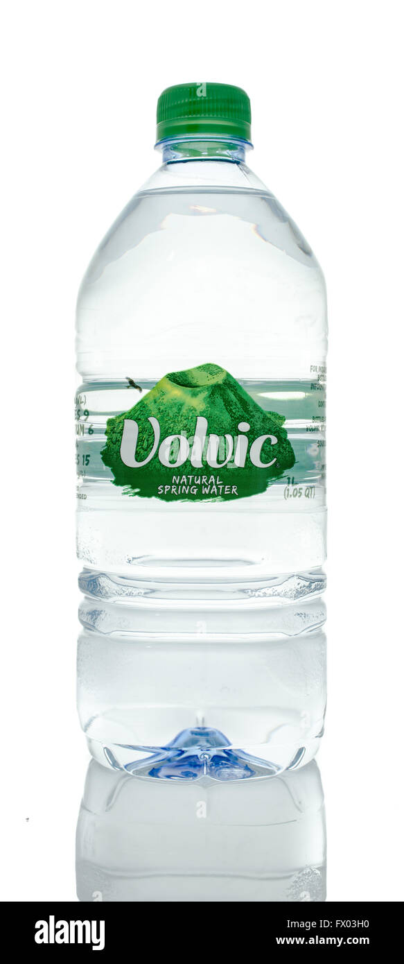 Winneconne, WI - 5 mars 2016 : une bouteille d'eau de source naturelle de Volvic Banque D'Images