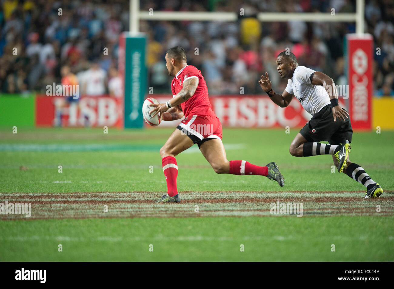 Hong Kong, Chine. 8, avril 2016. Monde HSBC Rugby à 7 tour 7-série, Hong Kong Stadium. Canada (rouge) contre les Fidji dans l'ouverture ronde. Fidji gagne 19-17. Gerry Rousseau/Alamy Live News Banque D'Images