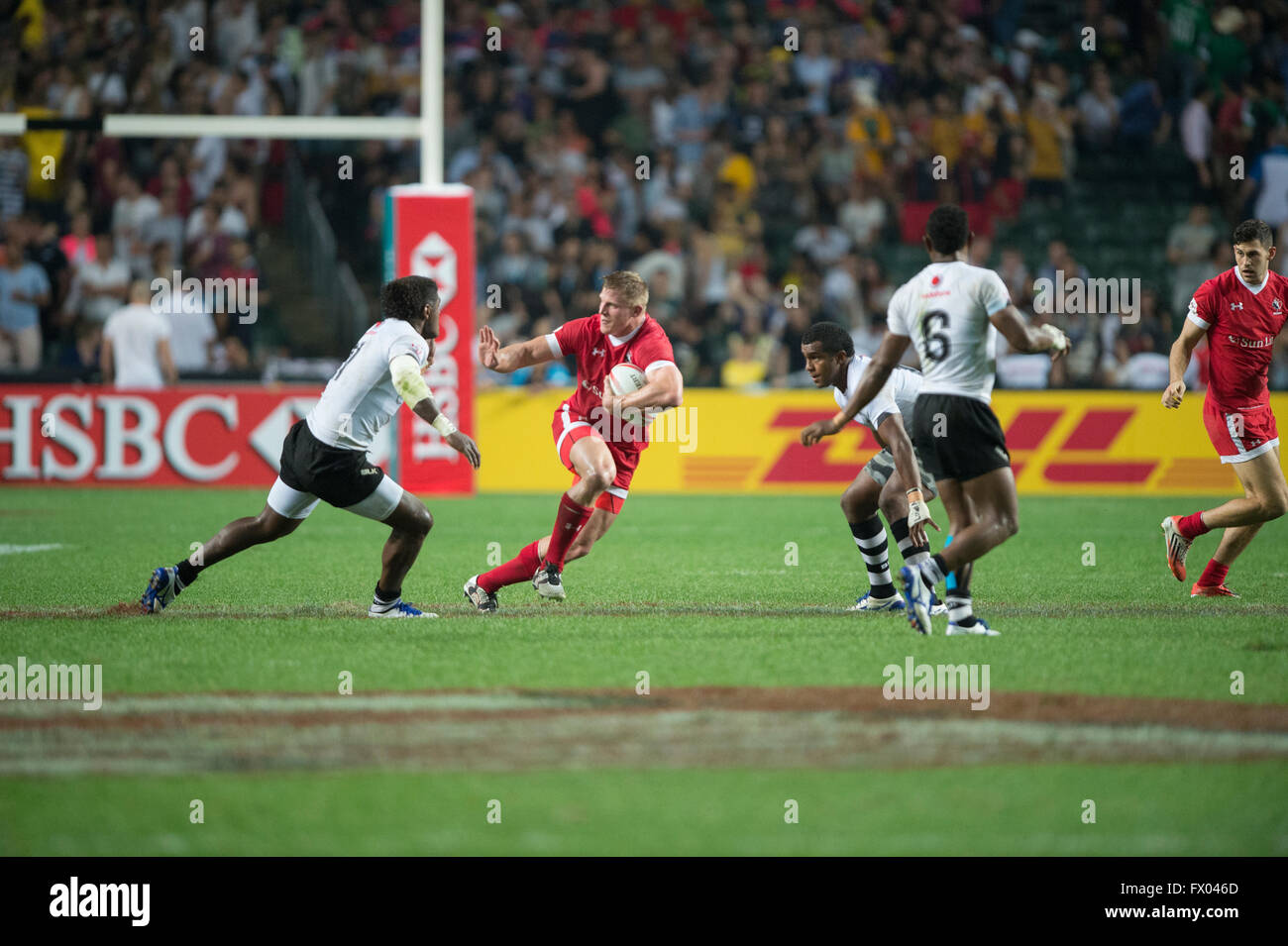 Hong Kong, Chine. 8, avril 2016. Monde HSBC Rugby à 7 tour 7-série, Hong Kong Stadium. Canada (rouge) contre les Fidji dans l'ouverture ronde. Fidji gagne 19-17. Credit : Gerry Rousseau/Alamy Live News Banque D'Images