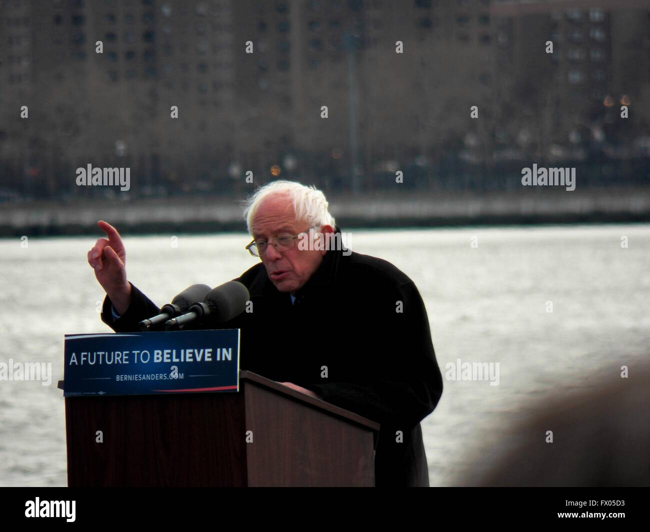 Brooklyn, New York, USA. 09 avr, 2016. Bernie Sanders assiste à la manifestation à Greenpoint, Brooklyn (NY). Des centaines de New Yorkais s'entendre parler et de montrer leur soutien. Credit : Mark Apollo/Alamy Live News Banque D'Images