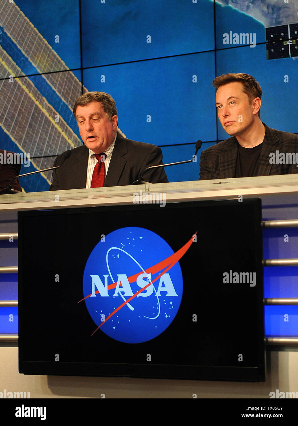 Cap Canaveral, Floride, USA. 8 avril, 2016. Kirk Shireman (L), gestionnaire de programme de la Station spatiale internationale, et SpaceX PDG Elon Musk parler lors d'une conférence de presse au Centre spatial Kennedy après le lancement d'une fusée SpaceX Falcon 9 à partir de l'espace complexe de lancement 40 à Cap Canaveral Air Force Station à 4:43 h HE, le 08 avril, 2016. La fusée est l'exercice le Dragon spacecraft rempli d'environ 7 000 livres de fret à la Station spatiale internationale. Crédit : Paul Hennessy/Alamy Live News Banque D'Images