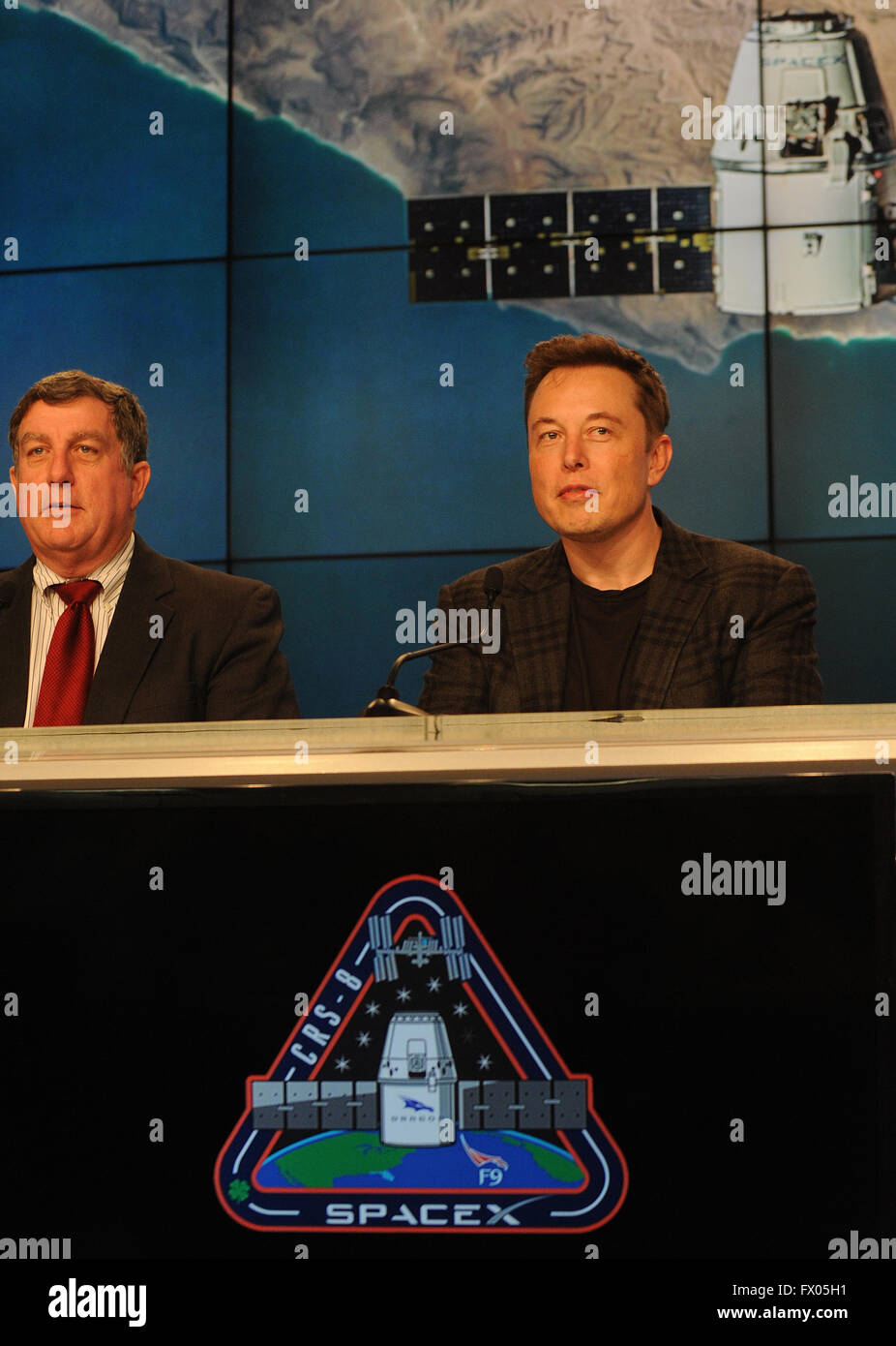 Cap Canaveral, Floride, USA. 8 avril, 2016. Kirk Shireman (L), gestionnaire de programme de la Station spatiale internationale, et SpaceX PDG Elon Musk parler lors d'une conférence de presse au Centre spatial Kennedy après le lancement d'une fusée SpaceX Falcon 9 à partir de l'espace complexe de lancement 40 à Cap Canaveral Air Force Station à 4:43 h HE, le 08 avril, 2016. La fusée est l'exercice le Dragon spacecraft rempli d'environ 7 000 livres de fret à la Station spatiale internationale. Crédit : Paul Hennessy/Alamy Live News Banque D'Images