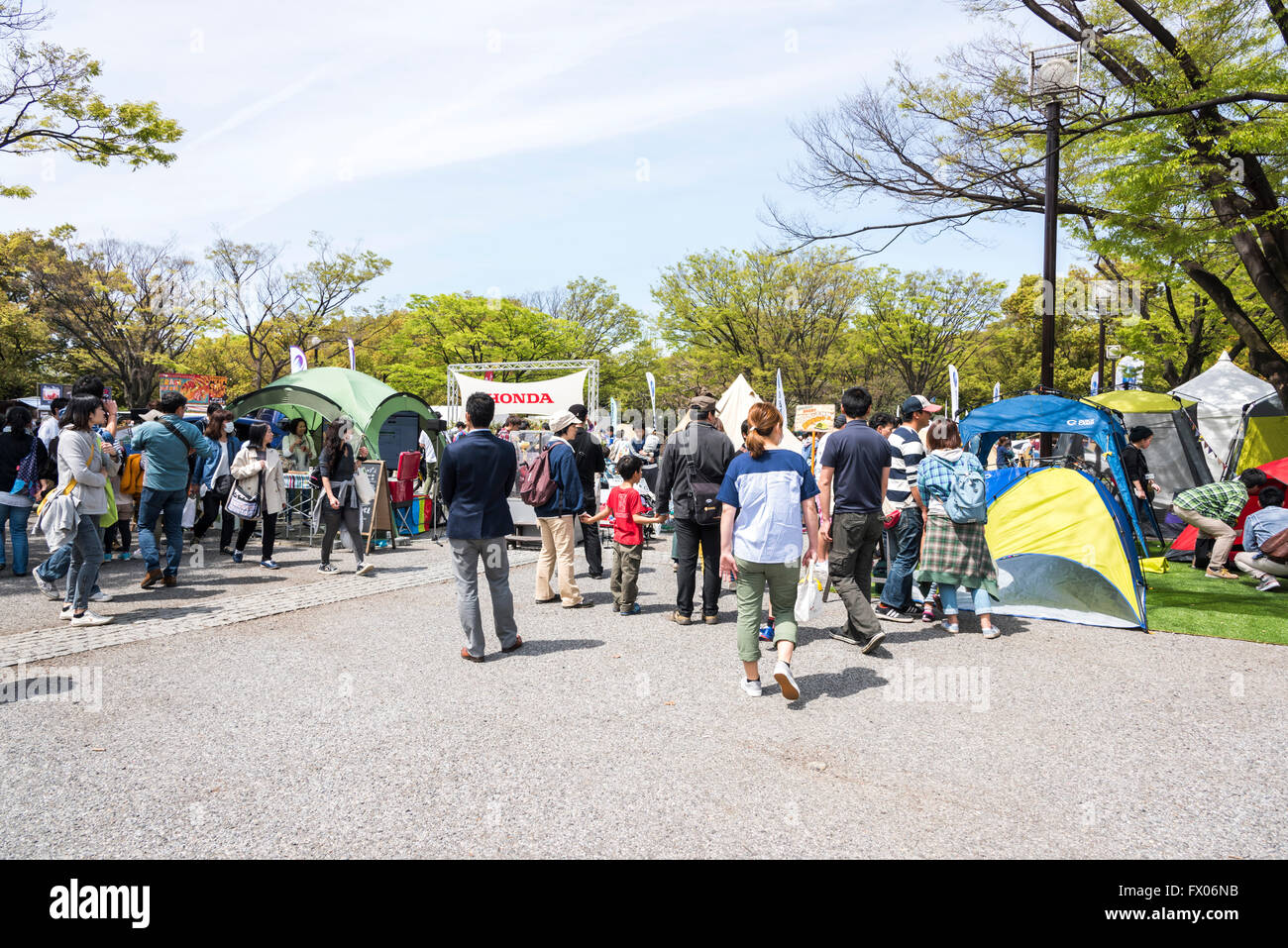 Parc Yoyogi, Shibuya, Tokyo, Japon. 9ème,avril 2016. Journée PLEIN AIR JAPON Tokyo 2016 est maintenu. Journée PLEIN AIR exposition Le Japon est que les visiteurs peuvent toucher et de l'expérience de vitesse et de service sur l'extérieur. Beaucoup de tentes sont vus autour de Parc Yoyogi. Ce temps est 16ème depuis la première exposition en 2001. Exposition est maintenue entre deux jours 9 et 10 avril 2016. Et il est également tenu de Fukuoka et Sapporo. Découverte du monde/Alamy Live News Banque D'Images