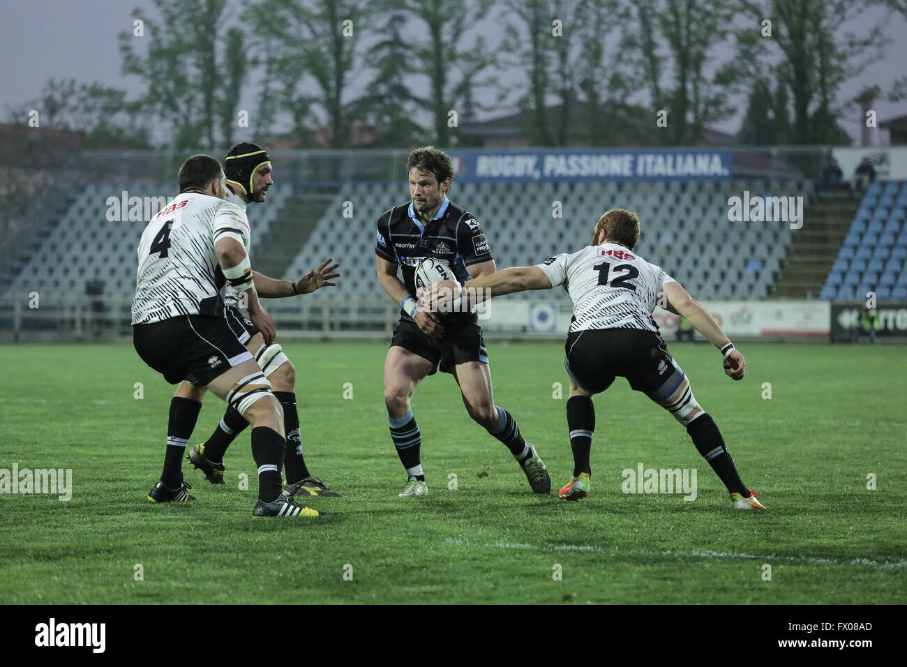 Parme, Italie.08 avril 2016. Centre de Glasgow Warriors Peter Horne tente de trouver de l'espace dans la défense en Zèbre Pro 12 Guinness©Massimiliano Carnabuci/Alamy news Banque D'Images