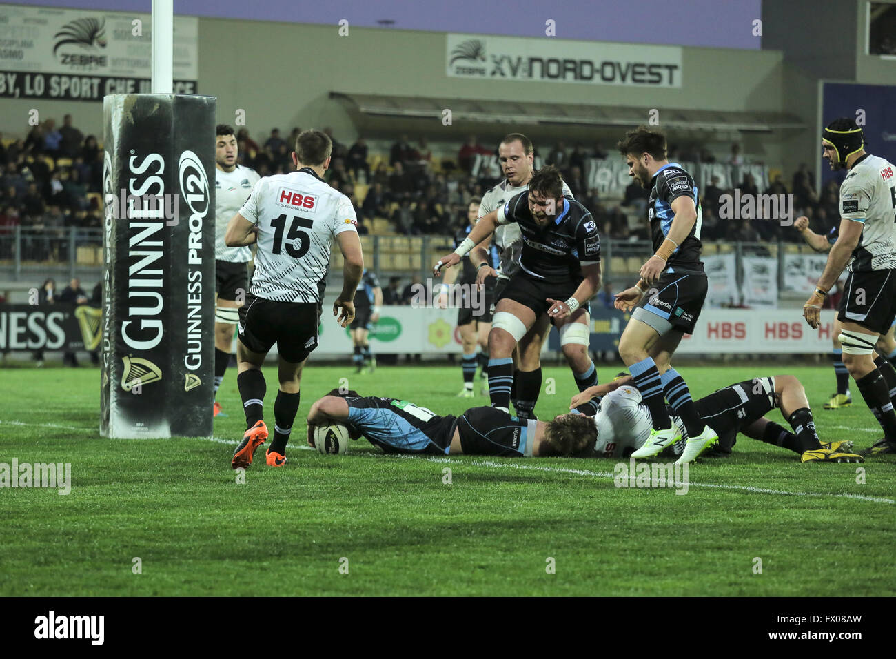 Parme, Italie.08 avril 2016. Glasgow Warriors hooker Fraser Brown marque un essai lors du match contre le Zèbre en Pro 12 Guinness©Massimiliano Carnabuci/Alamy news Banque D'Images