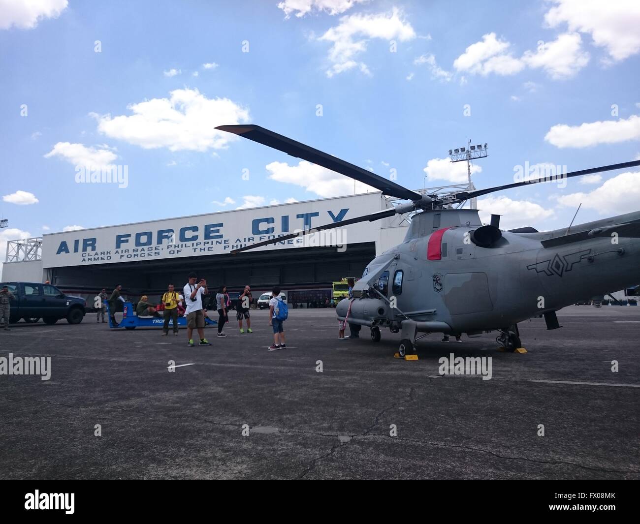 Deux avions jet supersonique des Forces armées des Philippines (AFP) et d'autres avions de chasse et de sauvetage de l'USA a été présenté au cours de l'exercices Balikatan Joint-Military entre les Etats-Unis et les troupes de l'Armée de l'Air Philippine en ville, la base aérienne de Clark au cours de la célébration de la Journée de la vaillance. Selon le Capitaine Celeste Frank Sayson, porte-parole de Balikatan, les deux FA-50 Golden Eagle d'avions de chasse font partie de l'armée philippine modernation et rien à voir avec le conflit des Philippines et de la Chine sur les îles Spratly. Le capitaine aussi Capinpin a dit à la presse que le parachutiste qui est mort Banque D'Images