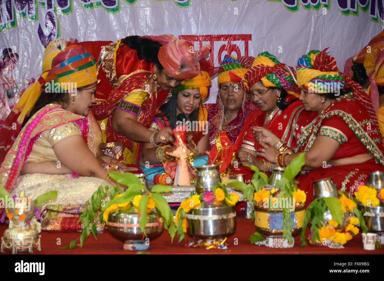 Jodhpur, Inde. 09 avr, 2016. Dames de la société Maheshvari portant turban pooja offre à l'occasion du Festival Gangaur '' organisé par Maheshvari Mahila Mandal dans Jodhpur Jodhpur, Rajasthan le samedi. Credit : Sunil Verma/Pacific Press/Alamy Live News Banque D'Images