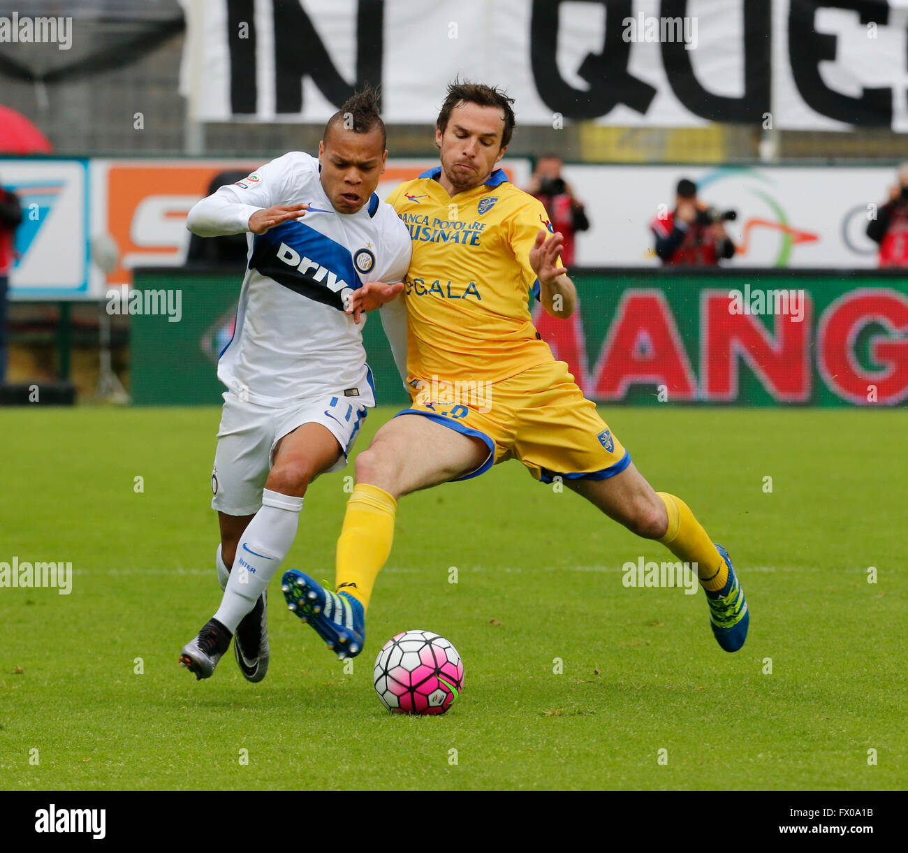 Jonathan Biabiany lutte pour le ballon avec Robert Gucher au cours de la Serie A italienne, match de foot entre Frosinone et entre au stade Matusa à Frosinone, Italie, 09 avril 2016 Banque D'Images