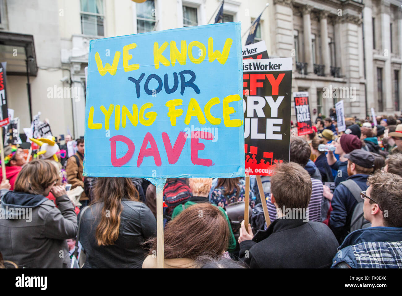 Londres, Royaume-Uni. Le 9 avril, 2016. Des centaines de manifestants à l'extérieur de l'assemblage Forum Printemps conservateur au Grand Connaught Rooms. Credit : Mark Kerrison/Alamy Live News Banque D'Images