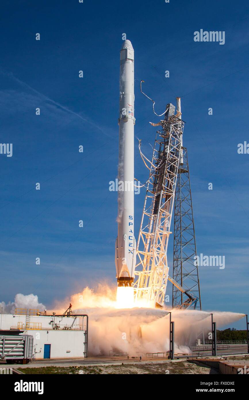 Le SpaceX Falcon 9 transportant la capsule Dragon cargo décolle à partir de la plateforme de lancement 40 au Centre spatial Kennedy le 8 avril 2016 à Cap Canaveral, en Floride. Le CRS-8 mission est la réalisation d'un prototype de Bigelow Aerospace gonflables module appelé faisceau à la Station spatiale internationale. Banque D'Images