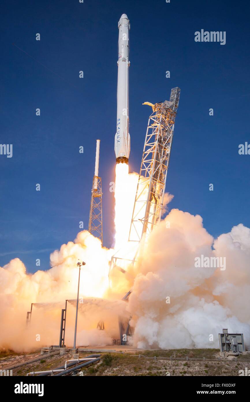 Le SpaceX Falcon 9 transportant la capsule Dragon cargo décolle à partir de la plateforme de lancement 40 au Centre spatial Kennedy le 8 avril 2016 à Cap Canaveral, en Floride. Le CRS-8 mission est la réalisation d'un prototype de Bigelow Aerospace gonflables module appelé faisceau à la Station spatiale internationale. Banque D'Images