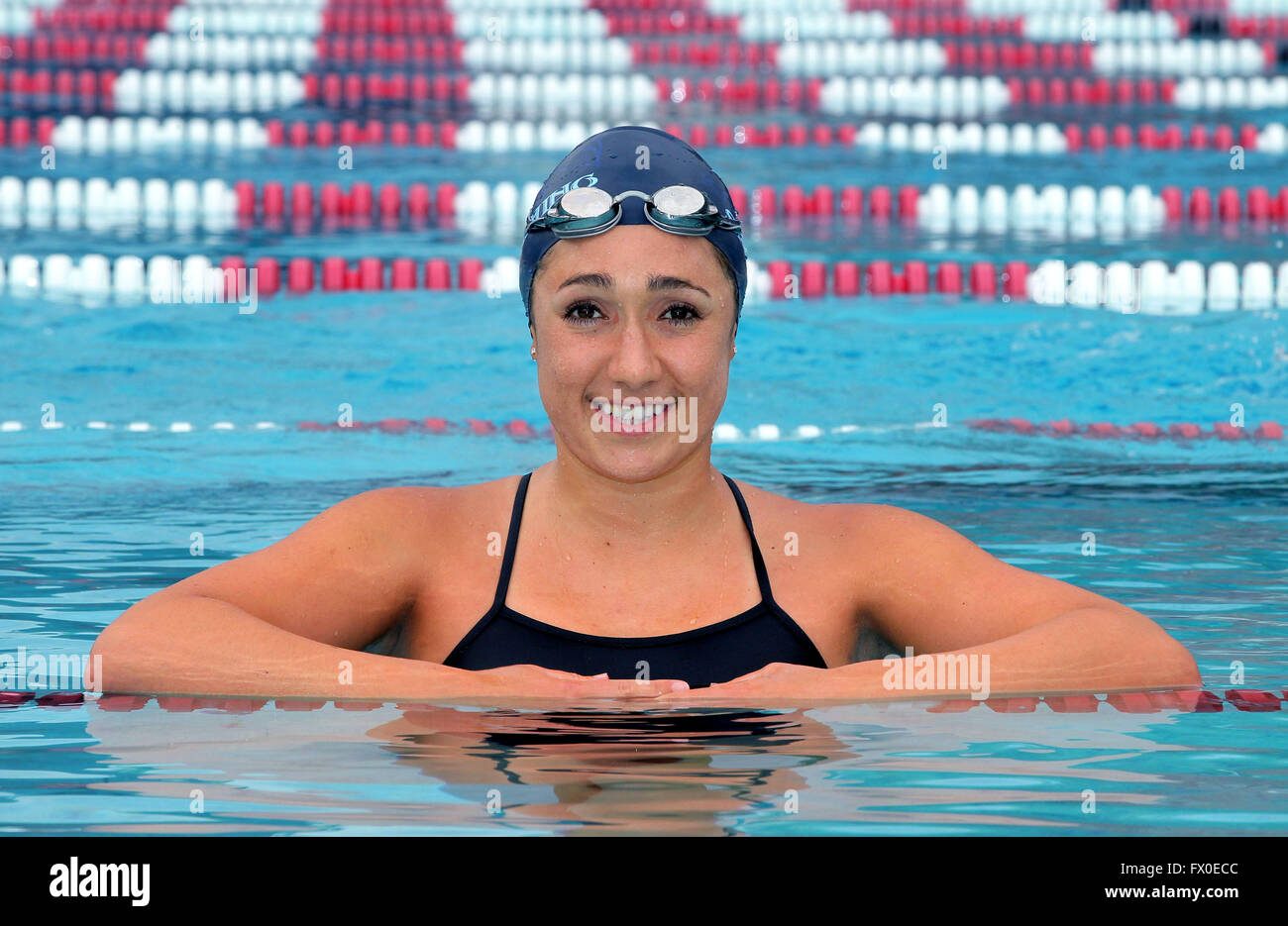 San Marcos, California, USA. Apr 7, 2016. Portrait de San Marcos nageur de l'école secondaire Lindsay Ladman avant sa compétition avec l'équipe de traverser la ville de Mission Hills rival à grande piscine du Collège du Mont Palomar. © Charlie Neuman/U-T San Diego/ZUMA/Alamy Fil Live News Banque D'Images