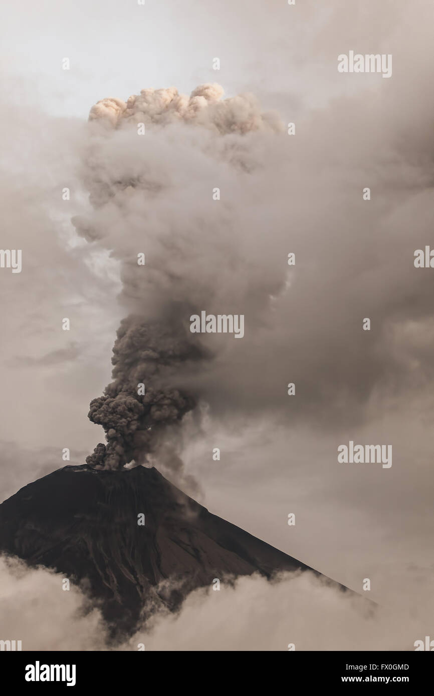 Volcan Tungurahua crache la fumée et des cendres dans Fiery éruption, février 2016, l'Amérique du Sud Banque D'Images
