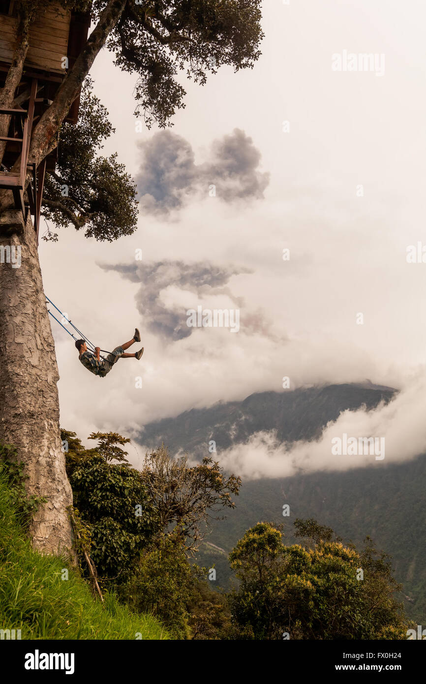 Banos de Agua Santa, - 08 mars 2016 : Homme non identifié se balancer sur une balançoire à Banos de Agua Santa, Tungurahua Explosion Banque D'Images