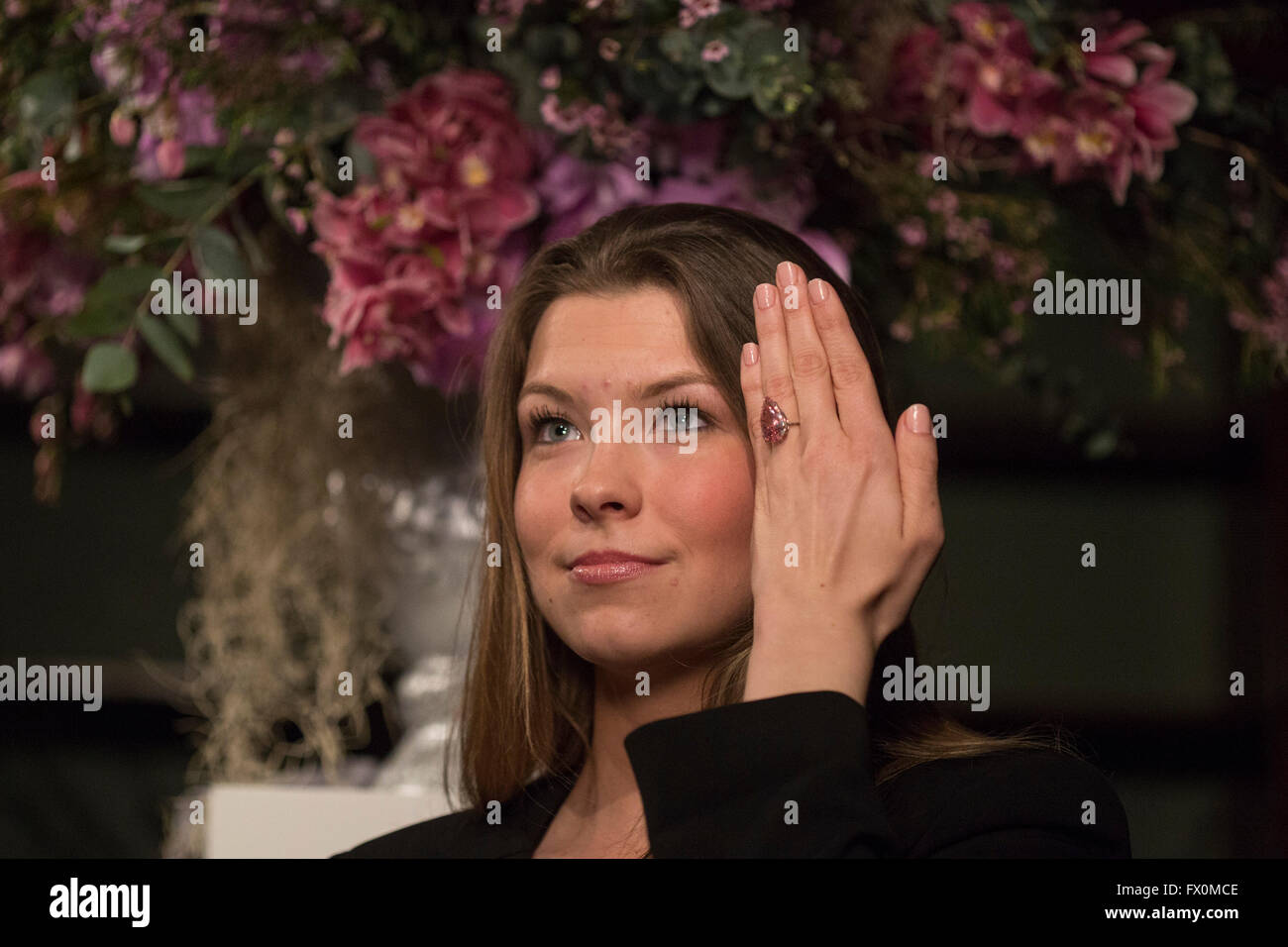 Londres, Royaume-Uni. 7 avril 2016. Sotheby's Spring vente de bijoux magnifiques bijoux Noble et sera dirigé par le spectaculaire unique 'Pink', extrêmement rare et exceptionnel plaqués Vivid Pink diamond pesant 15,38 carats. La Rose Unique sera offert aux enchères à Genève le 17 mai 2016 avec une estimation de 28-38 millions de dollars. Banque D'Images