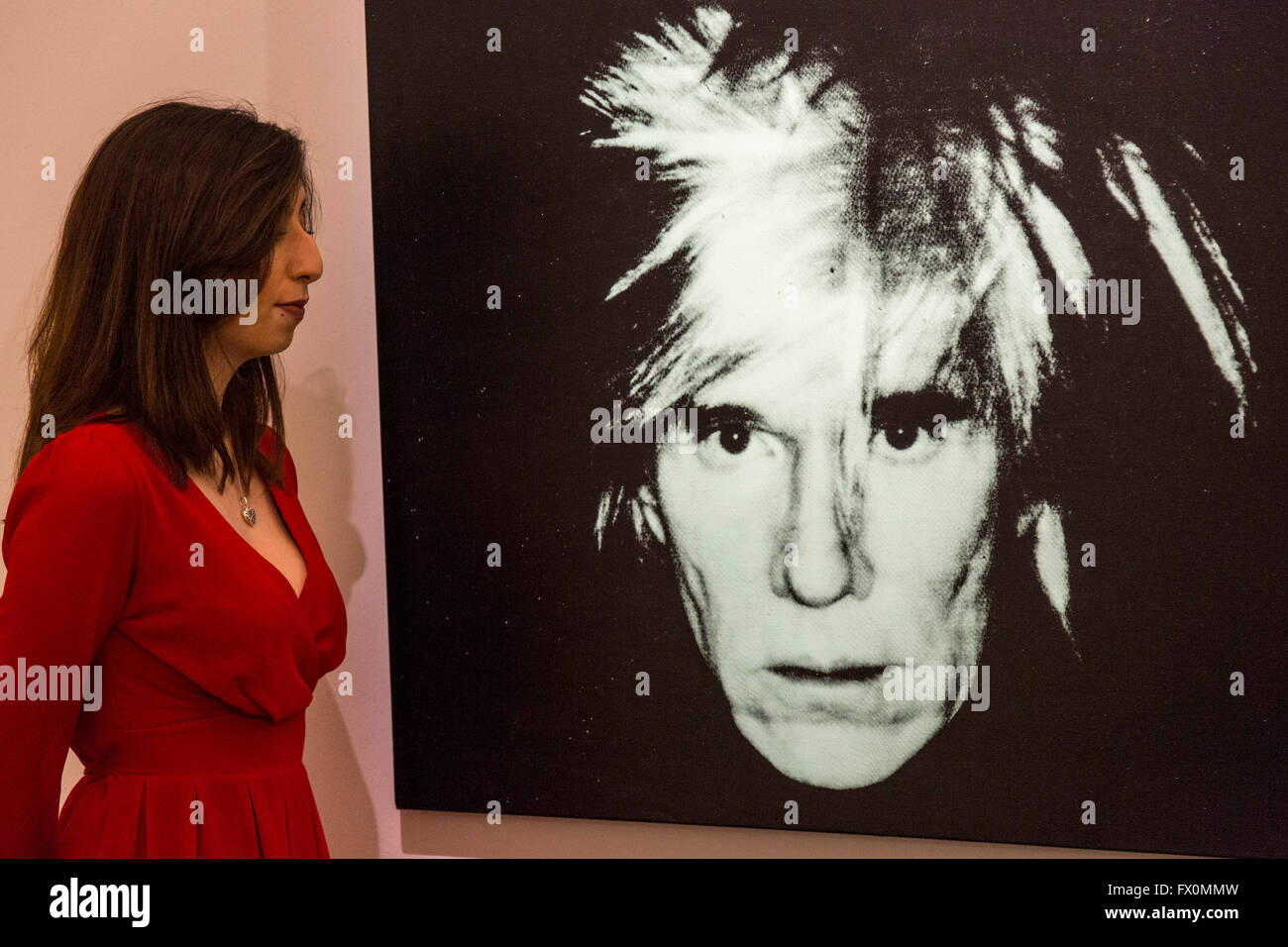 Londres, Royaume-Uni. 8 avril 2016. (Autoportrait), 1986 perruque de peur, d'Andy Warhol, estimation : 7 à 10 millions de USD. Vente aux enchères chez Sotheby's Londres Aperçu de l'art de l'Art Contemporain soir aux enchères à New York le 11 mai 2016. Banque D'Images