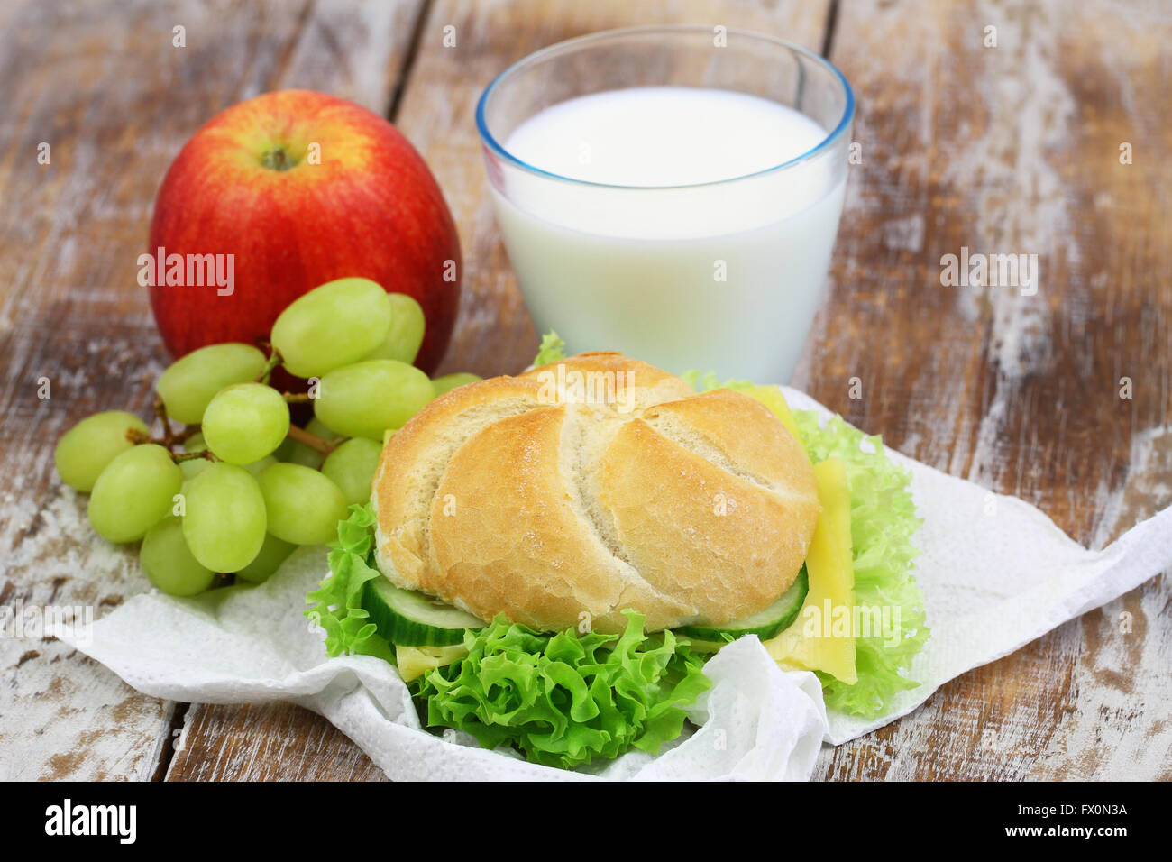 Déjeuner sain composé de sandwich au fromage, pommes et verre de lait Banque D'Images