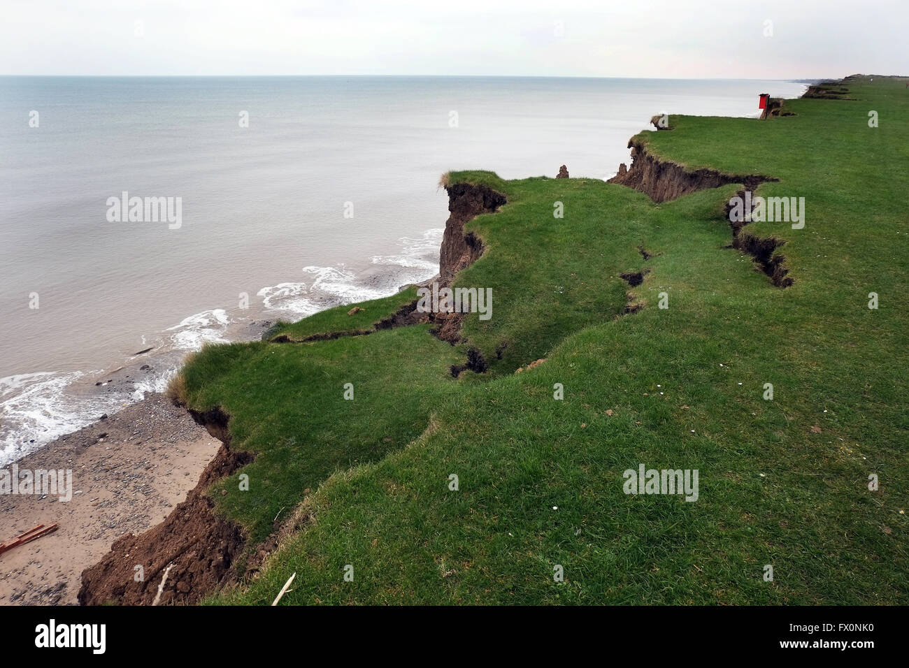 La falaise d'argile de l'érosion sur la côte est du Yorkshire, UK. Banque D'Images