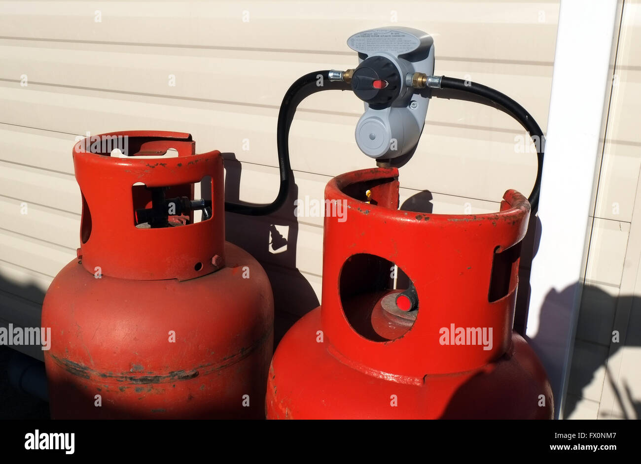 Les bouteilles de gaz propane joints à caravane. Banque D'Images