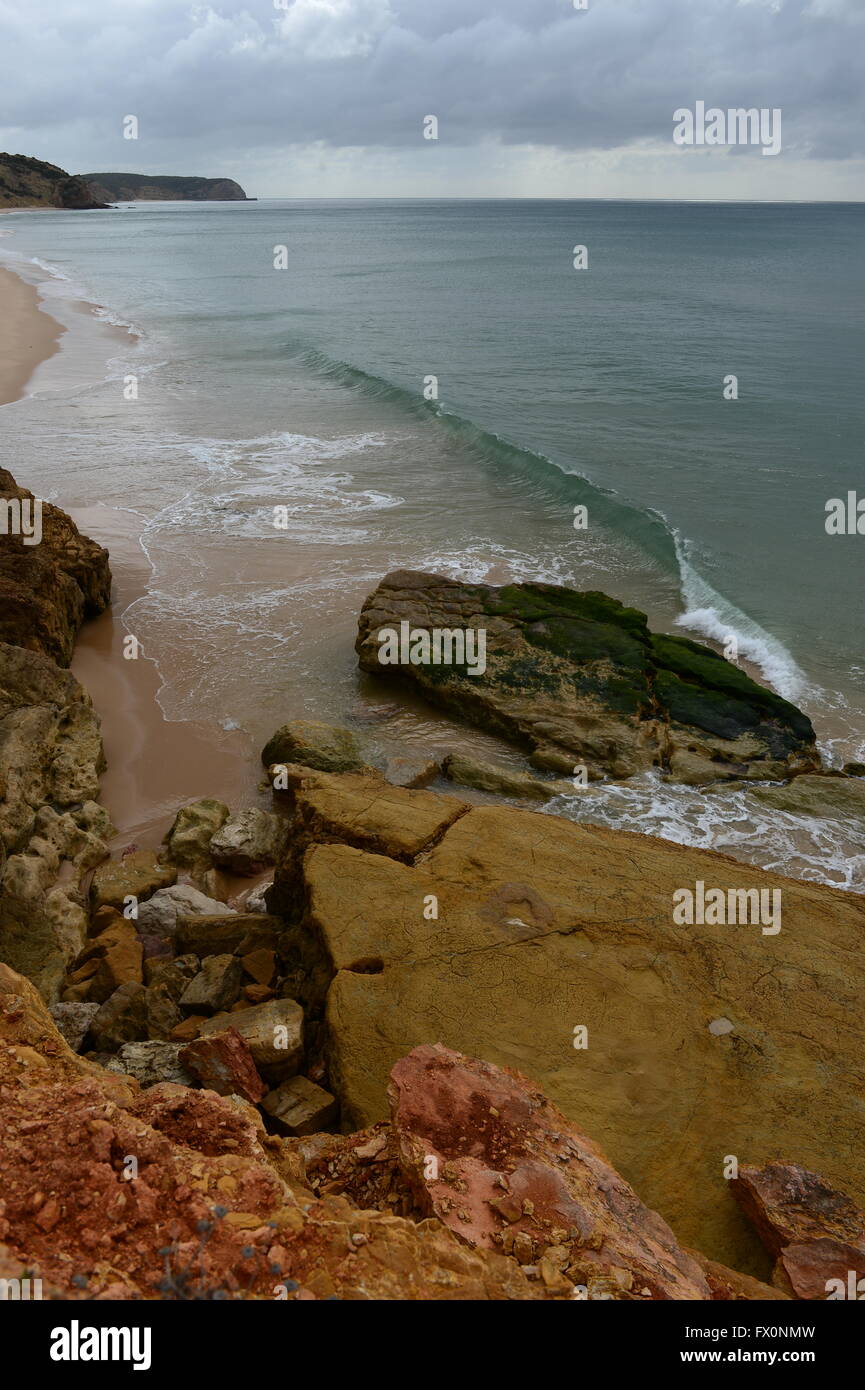 Une fois qu'un estuaire fertiles ces empreintes de dinosaures à Salema sont préservés pour des millions d'années et la plage au-delà sont uniques Banque D'Images