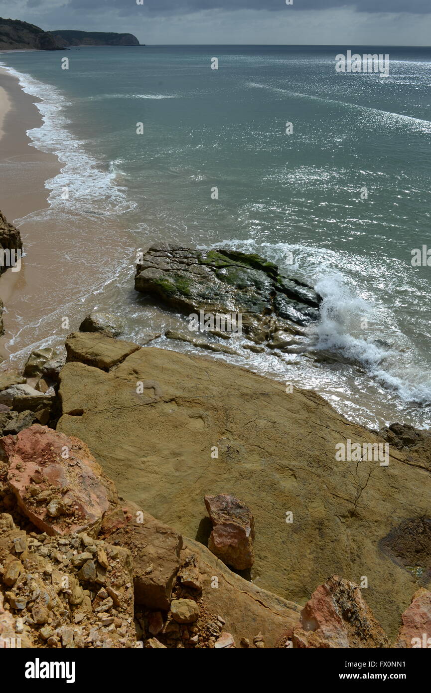 Une fois qu'un estuaire fertiles ces empreintes de dinosaures à Salema sont préservés pour des millions d'années et la plage au-delà sont uniques Banque D'Images
