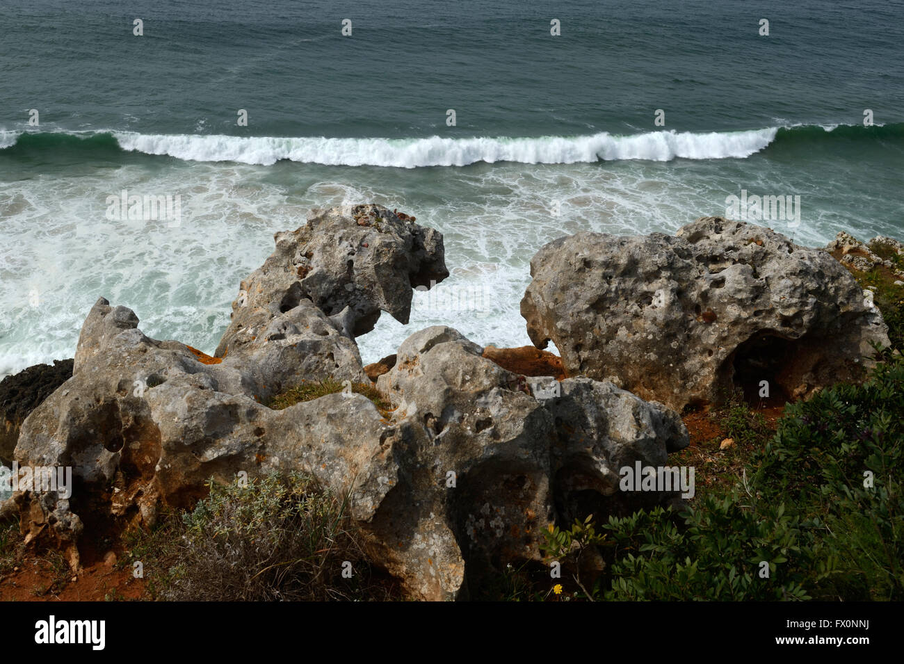 Les roches du littoral unique façonné par le vent et l'eau sur l'Algarve Banque D'Images