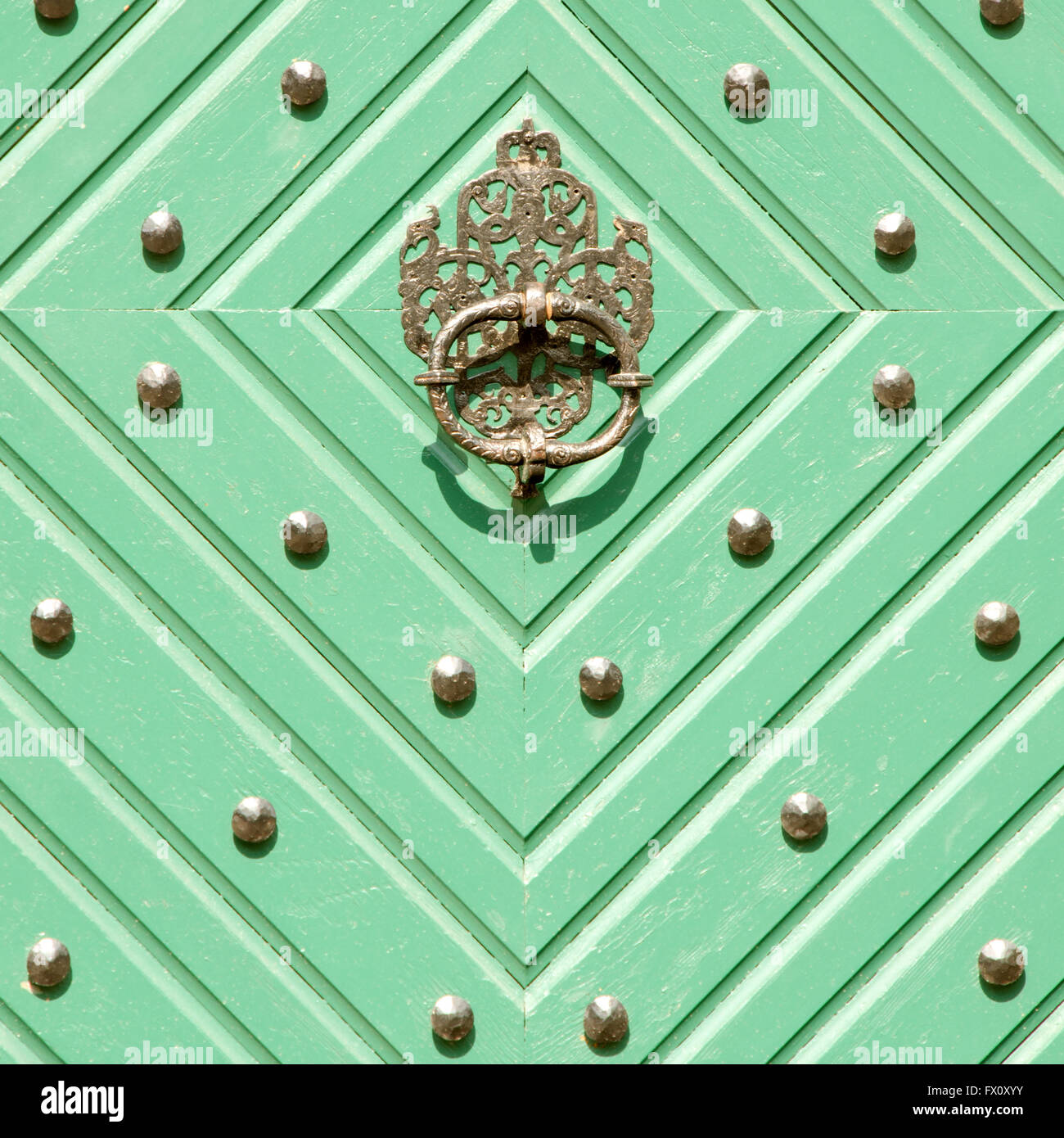 Surface en bois vert avec l'ancienne poignée en métal. Banque D'Images