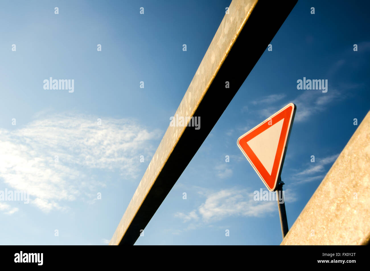 Bar et triangle signe de la circulation contre le ciel bleu. Banque D'Images