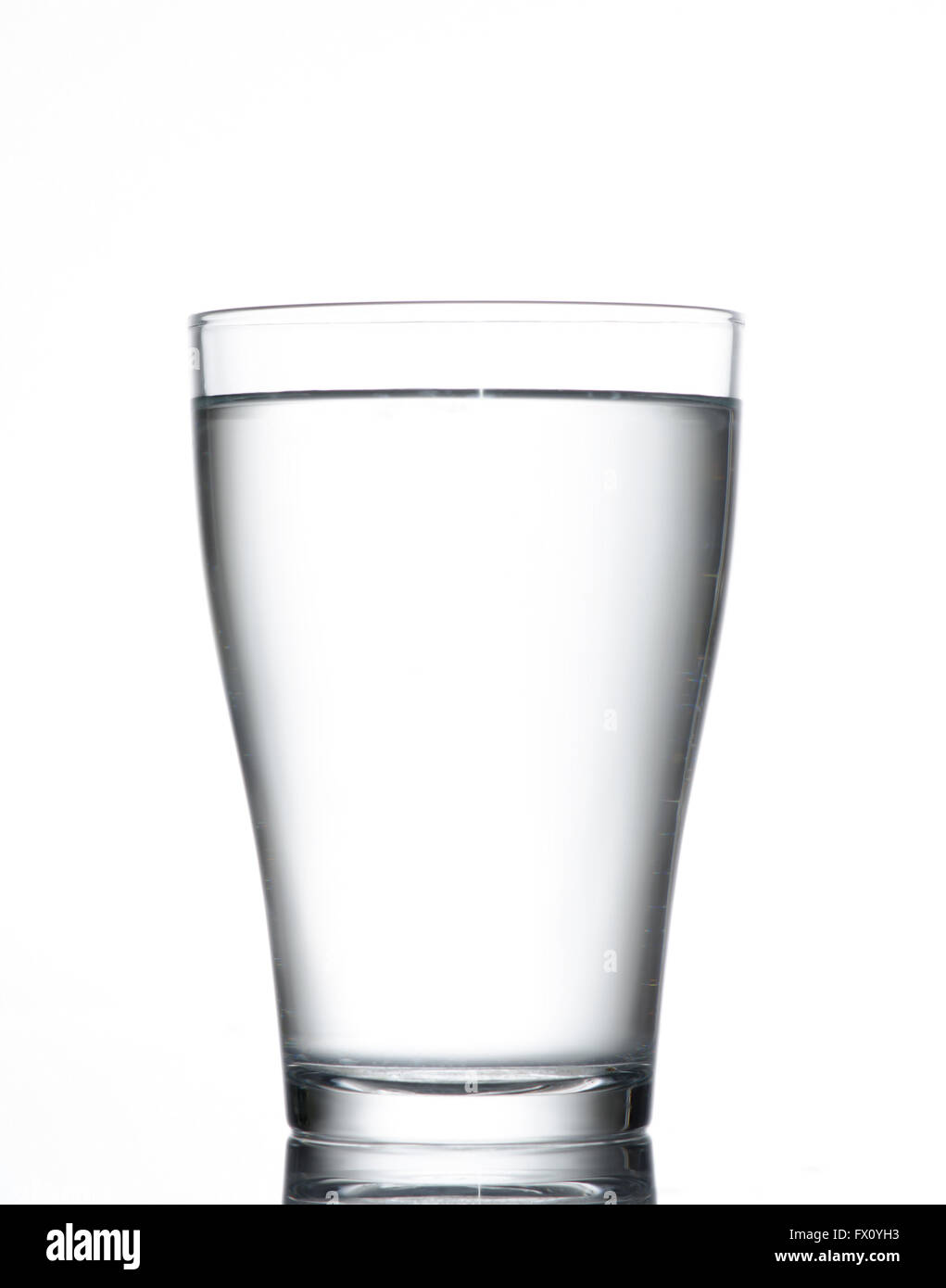 Verre d eau isolé sur fond blanc. Banque D'Images