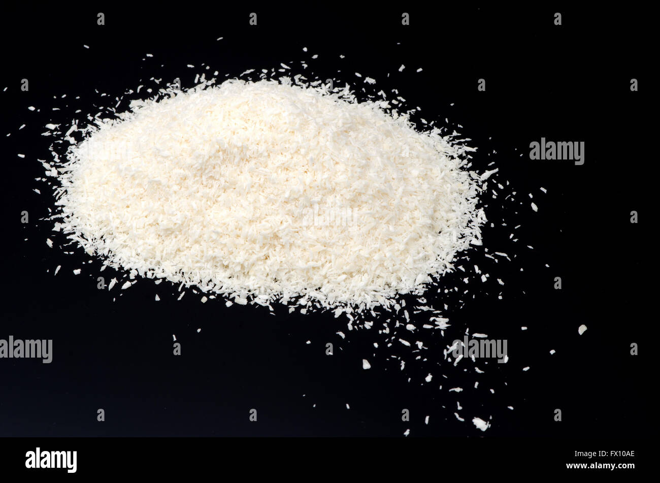 Tas de noix de coco desséchée isolé sur fond noir. Banque D'Images