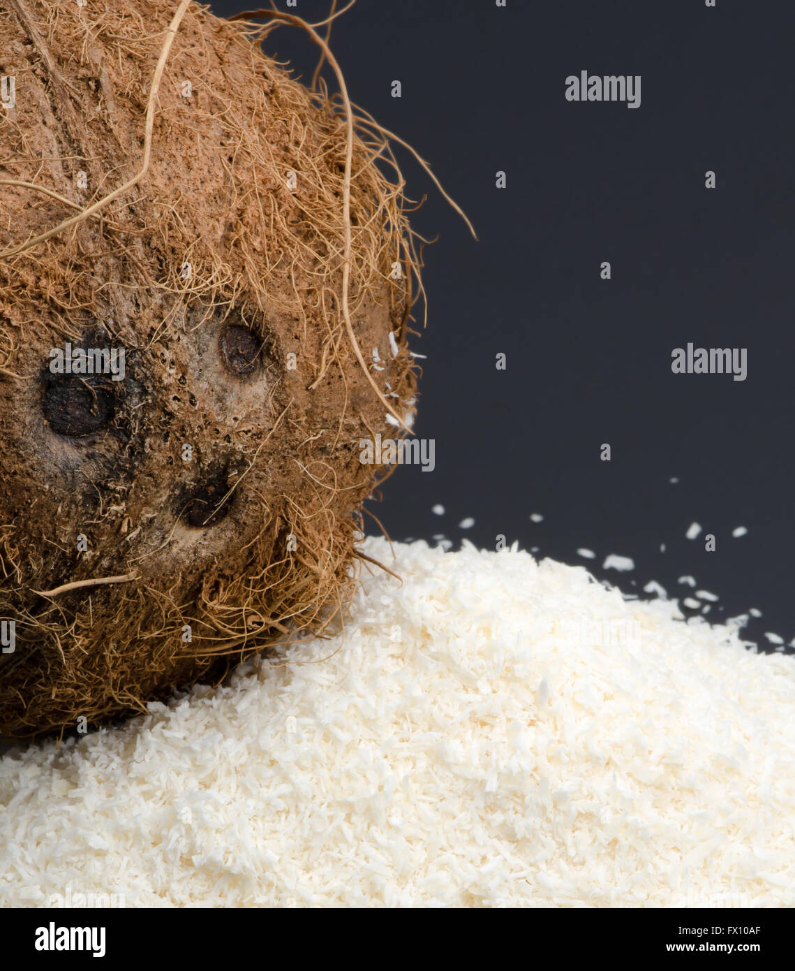 Tas de noix de coco desséchée et noix de coco entière isolé sur fond noir. Banque D'Images