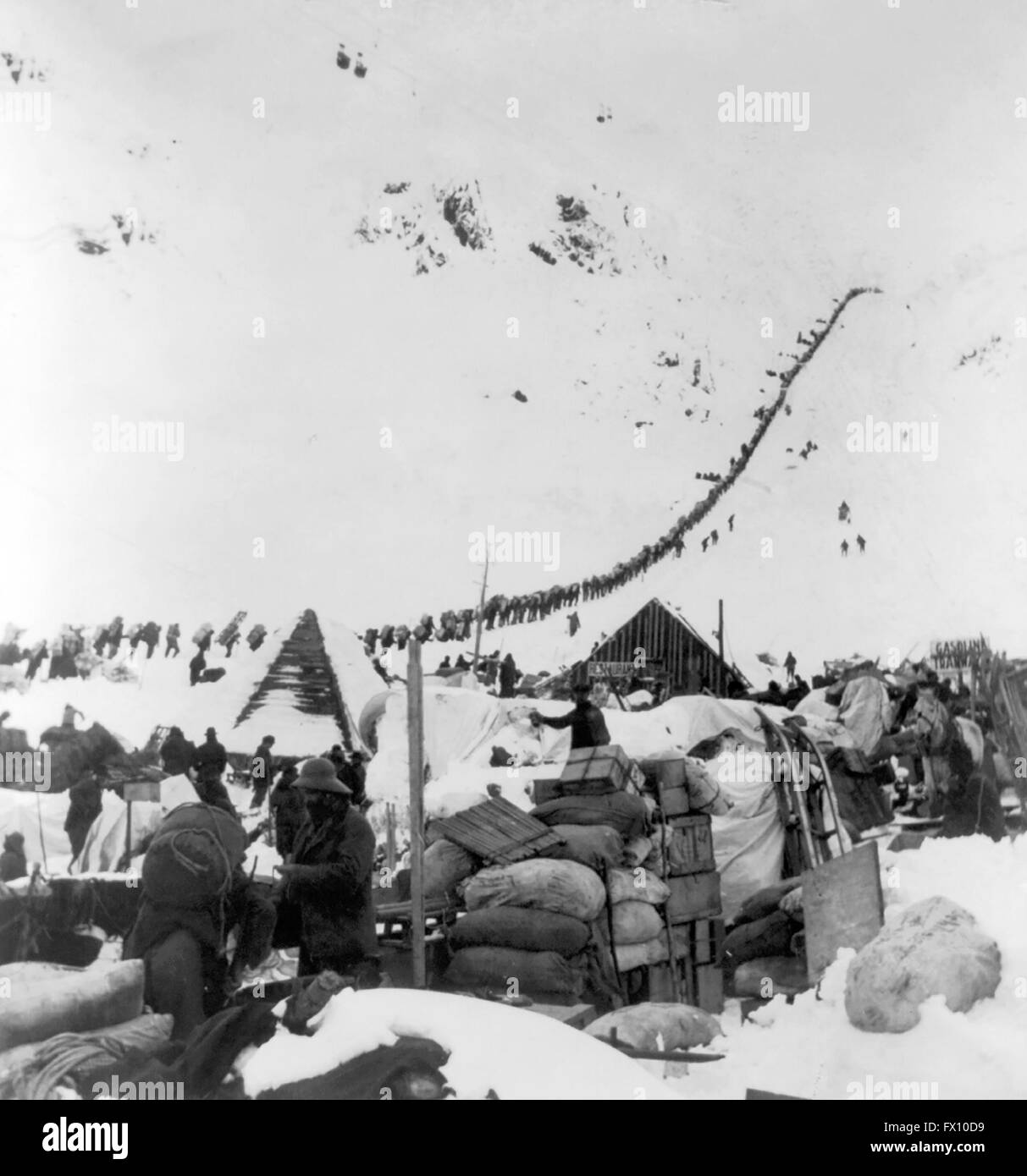 L'or du Klondike. Les prospecteurs en route pour les champs aurifères du Klondike via le col Chilkoot sur la frontière Canada/Alaska, c.1898. Banque D'Images