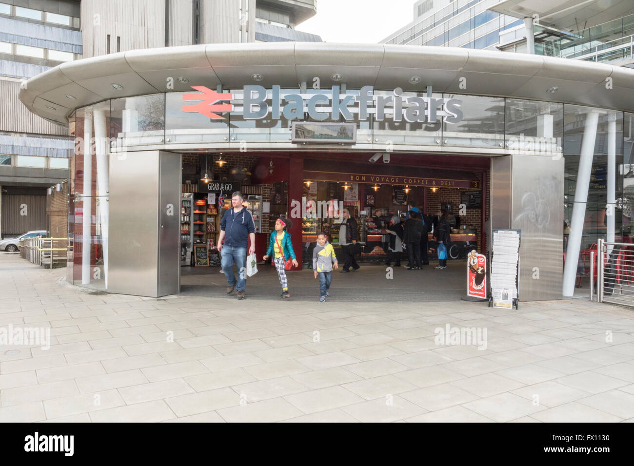 Nouvelles de la famille de l'entrée de Blackfriars Station sur la rive sud de la Tamise à Londres, Angleterre, RU Banque D'Images