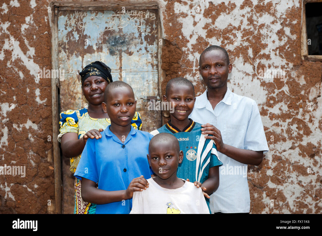 Pauvre famille rwandaise en dehors de leur maison. Banque D'Images