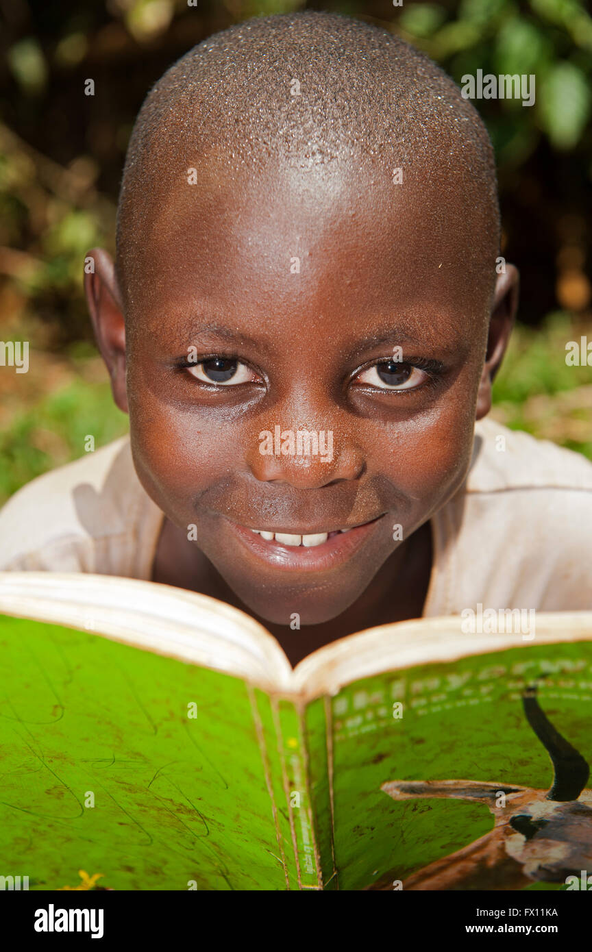 Smiling enfants rwandais lecture livres scolaires. Le Rwanda. Banque D'Images