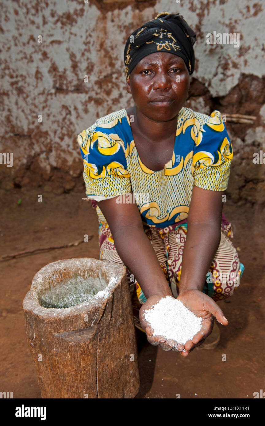Femme rwandaise, tenant une poignée de farine de manioc. Banque D'Images