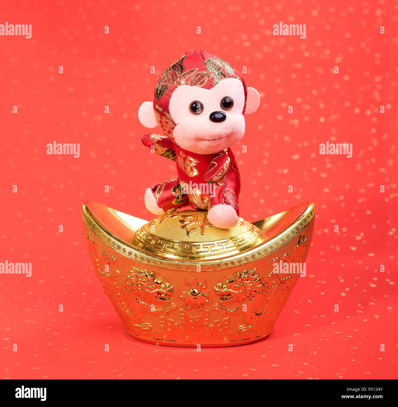 Jouet singe chinois sur fond rouge Banque D'Images