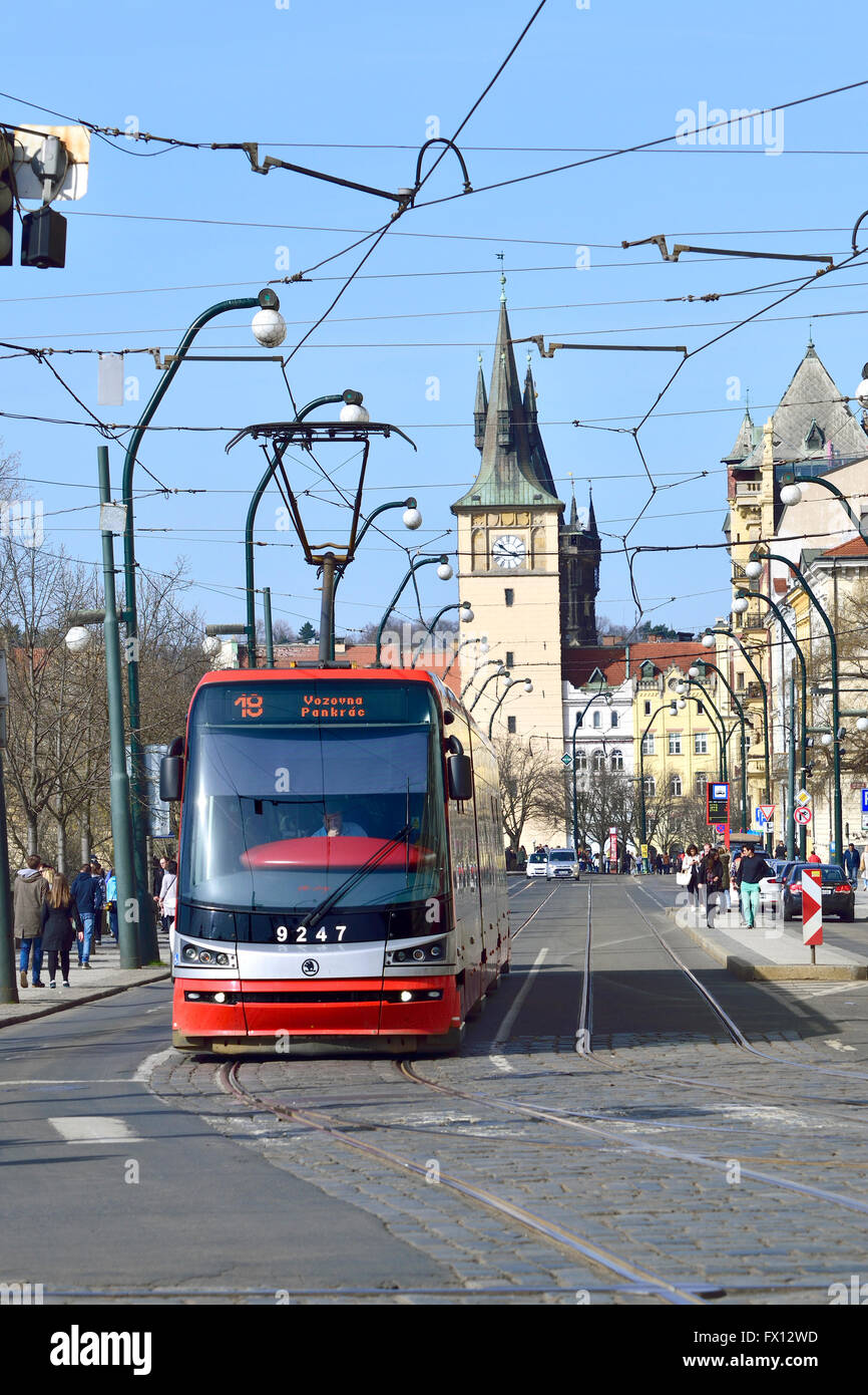 Prague, République tchèque. Le tramway moderne / tramway (Škoda 15T / ForCity Alfa) sur Smetanovo nabrezi (fleuve) Banque D'Images