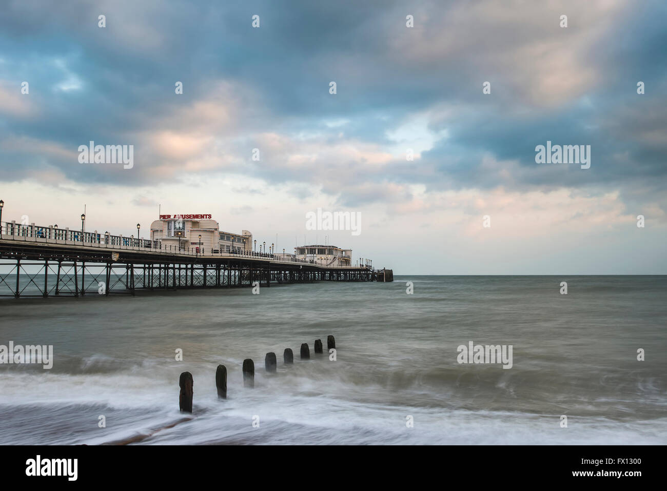 Magnifique coucher de soleil image paysage de la jetée en mer en Angleterre Worthing Banque D'Images