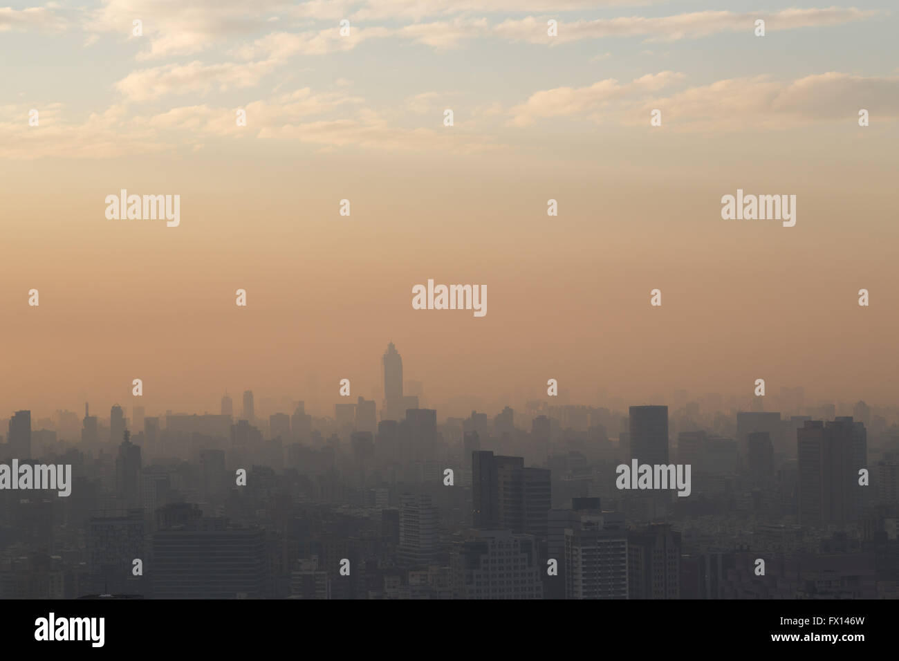 Taipei, Taiwan - le 05 janvier 2015 : Photo de skyline submergés dans le smog au coucher du soleil. Banque D'Images
