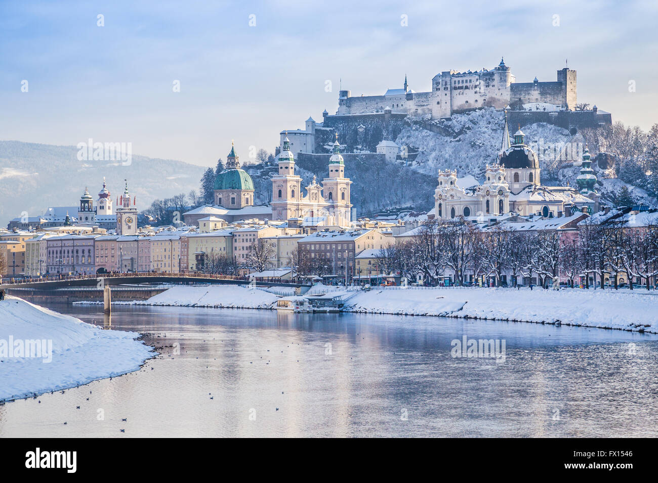 Ville historique de Salzbourg avec Salzach en hiver, Salzburger Land, Autriche Banque D'Images