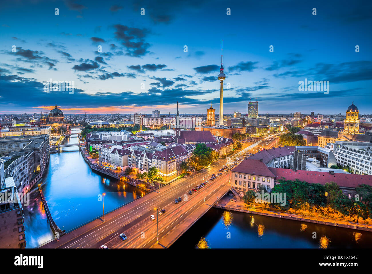 Vue aérienne de toits de Berlin avec des nuages au crépuscule pendant l'heure bleue, au crépuscule, en Allemagne Banque D'Images