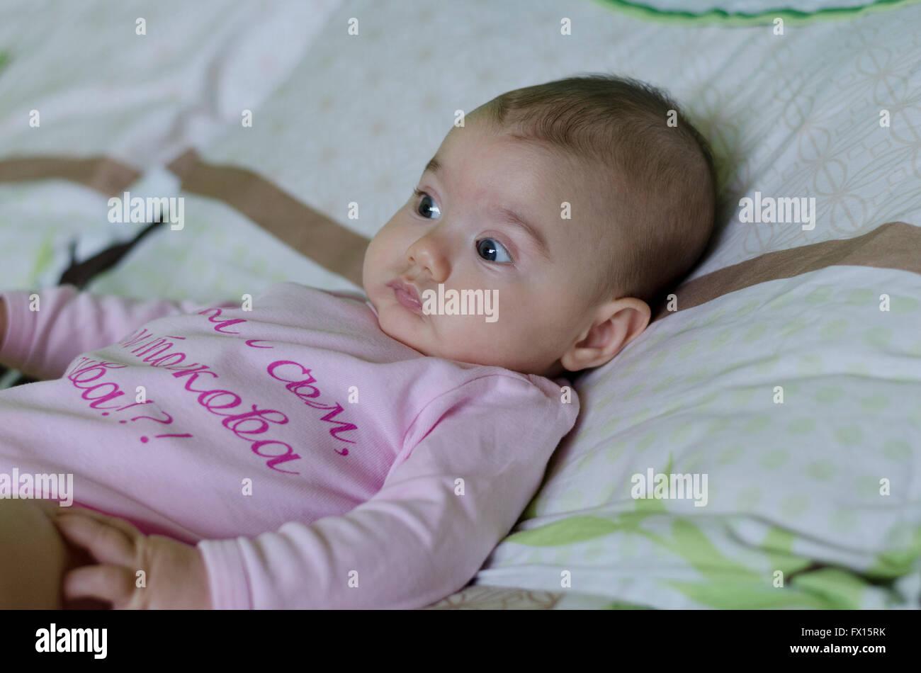 Baby Girl avec curiosité expression sur son visage Banque D'Images