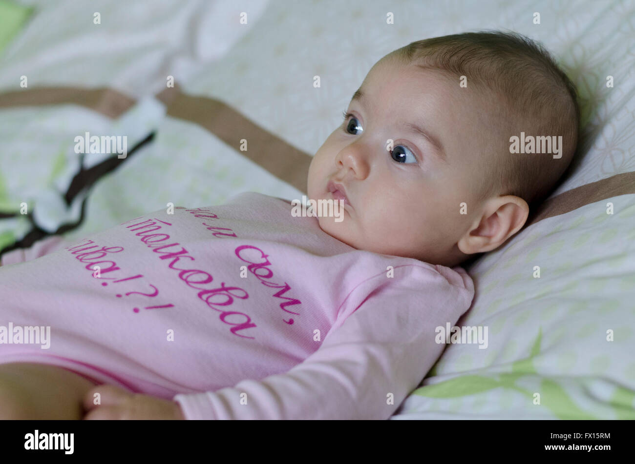 Baby Girl avec curiosité expression sur son visage Banque D'Images