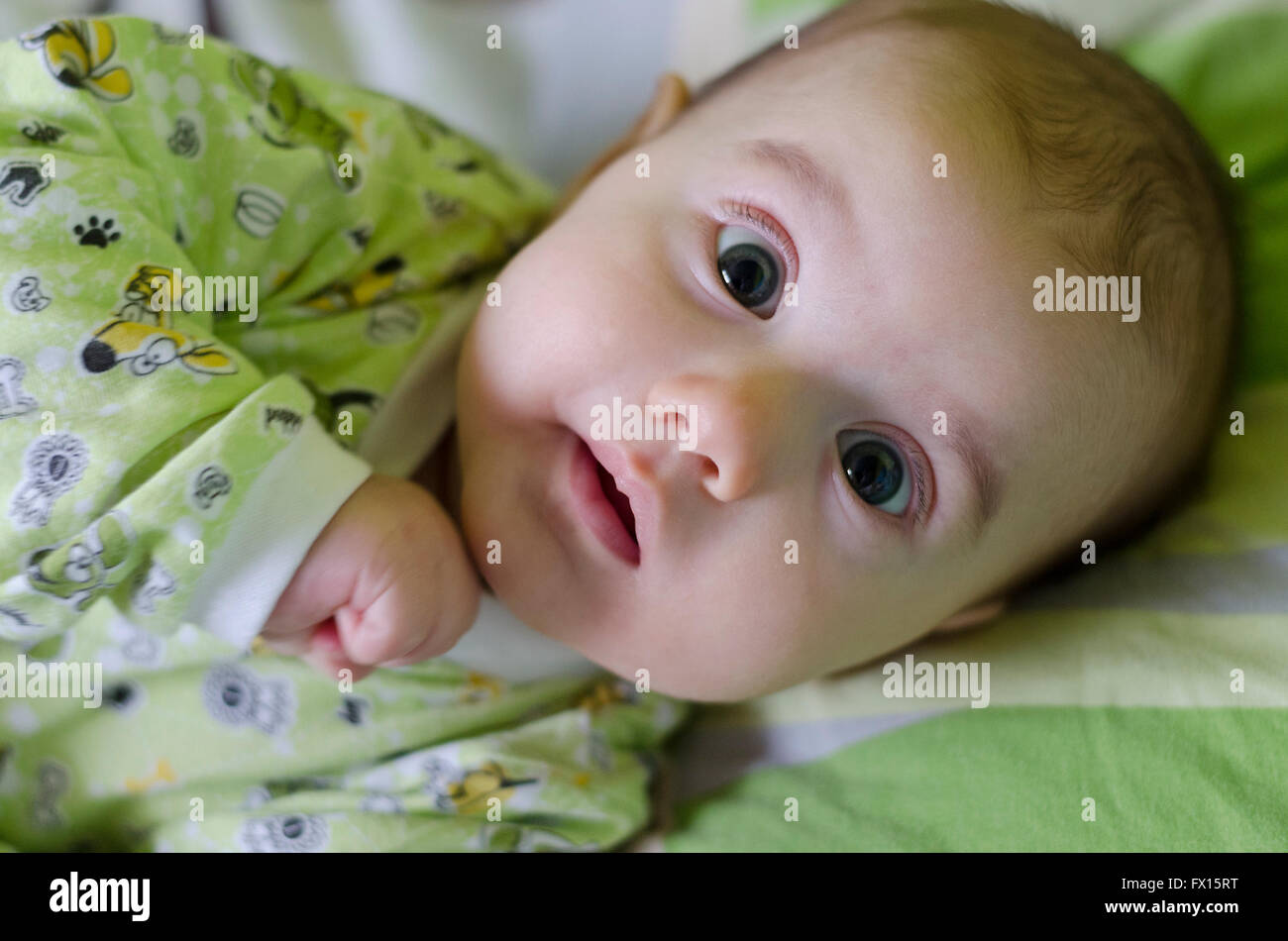 Baby Girl avec curiosité expression sur son visage Banque D'Images