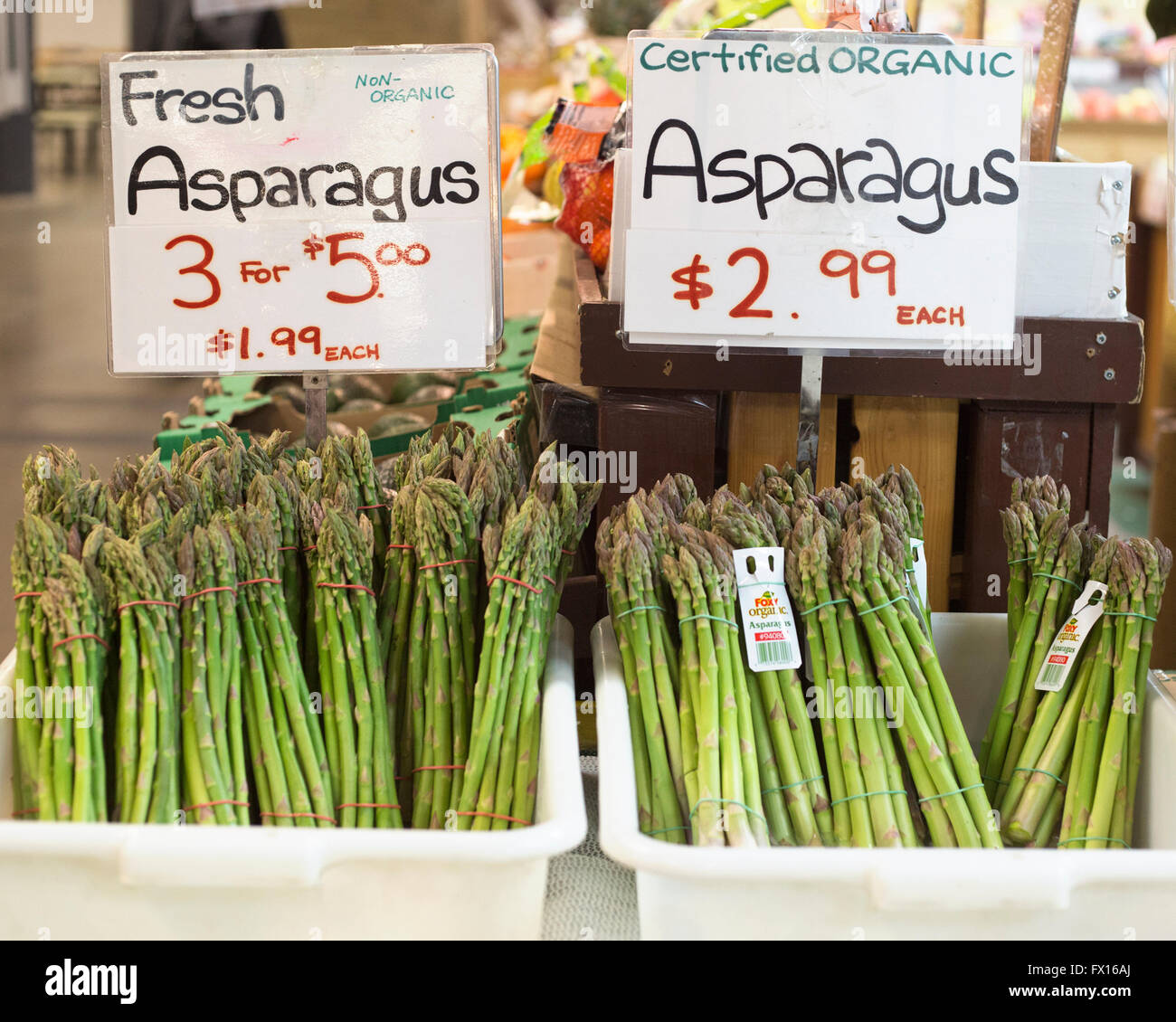 Asperges fraîches biologiques et non biologiques à vendre au marché du Saint-Laurent avec des étiquettes de prix, Ottawa (Ontario), Canada Banque D'Images