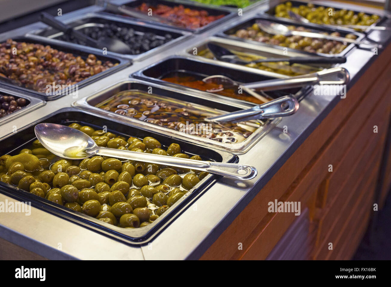 Exposition d'olives au marché Saint-Laurent Banque D'Images