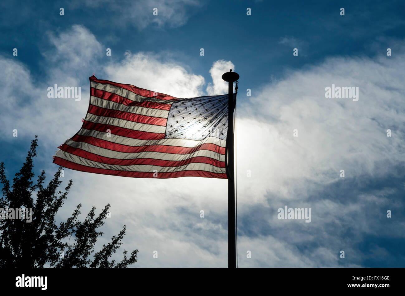 Brandir le drapeau américain tout en haut allumé Banque D'Images