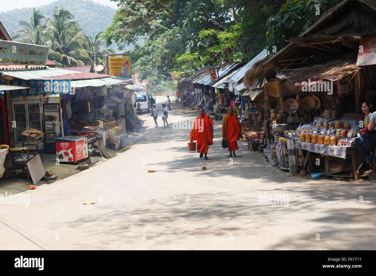 République démocratique populaire du Laos, Luang Prabang - 7 mai : le magasin de la rue devant ，endroit pittoresque deux moines walking in th Banque D'Images