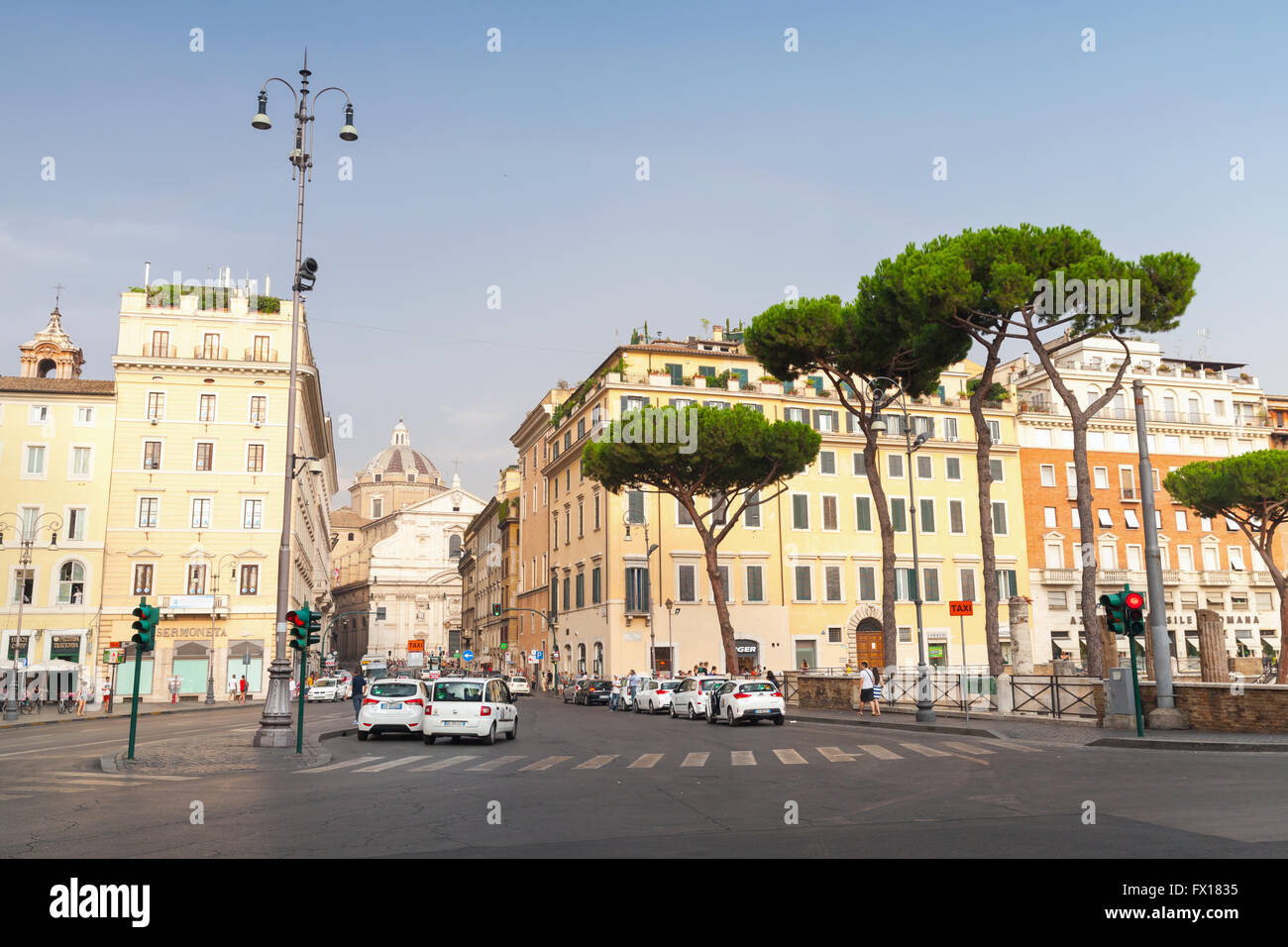 Rome, Italie - 8 août 2015 : Largo di Torre Argentina, place Saint-Pierre à Rome. Street view avec la marche des gens ordinaires et des voitures Banque D'Images